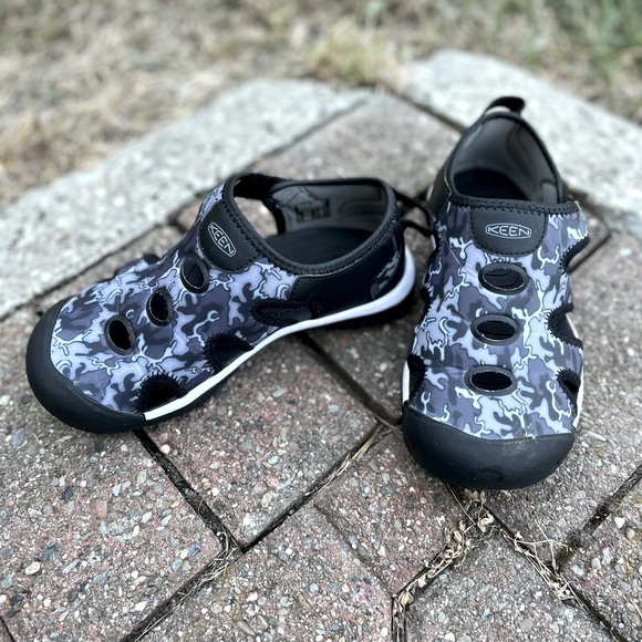 Keen Other - Keen - Little Kids Stingray Sandal in black/camo